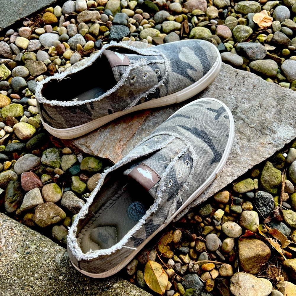 Camouflage Rocket Dogs, slip on sneaker size 9.5